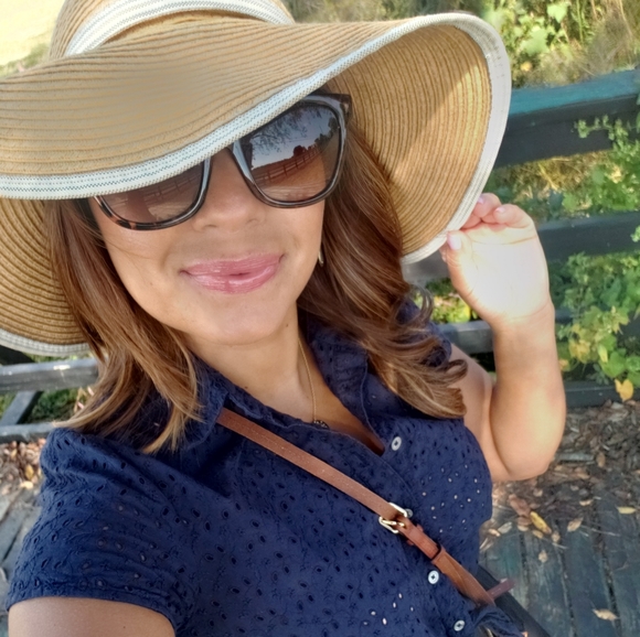 Meet your Posher, Jennifer - Picture 2 of 3